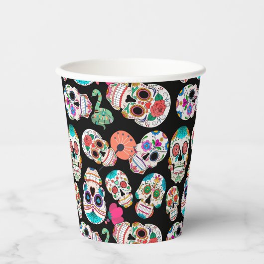 Farbenfrohe Zuckerkulturen auf schwarzem Halloween Pappbecher (Vorderseite)