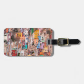 Farbenfrohe Zuhause auf dem Hügel Gepäckanhänger (Vorderseite horizontal)