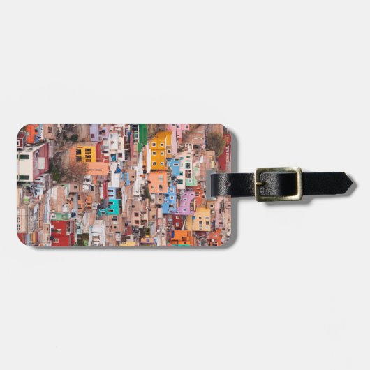 Farbenfrohe Zuhause auf dem Hügel Gepäckanhänger (Vorderseite horizontal)