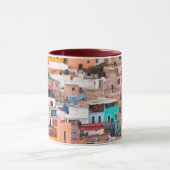 Farbenfrohe Zuhause auf dem Hügel Tasse (Zentrum)