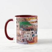 Farbenfrohe Zuhause auf dem Hügel Tasse (Links)