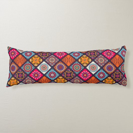 farbenfroher Boho-Stil Seitenschläferkissen (Vorderseite)