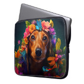Farbenfroher brauner Hund mit Blumenkranz Laptopschutzhülle (Vorderseite Links)