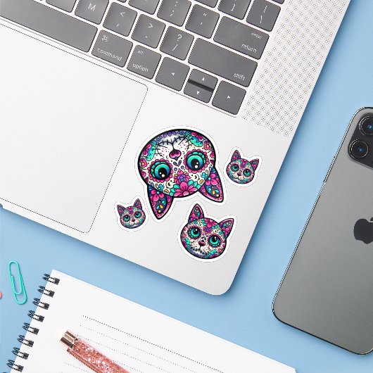 Farbenfroher Cat Sugar Skull Aufkleber (Laptop mit iPhone)