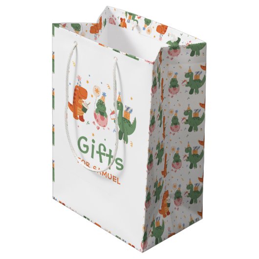 Farbenfroher Childish Dinosaurier-Kindergeburtstag Mittlere Geschenktüte (Rückseite Schrägansicht)
