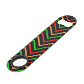 Farbenfroher cooler Chevron auf schwarzem Monogram Speed Flaschenöffner (Rückseite Schrägansicht)