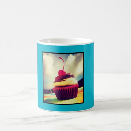 Farbenfroher Cupcake mit Cherry oben Kaffeetasse (Mittel)