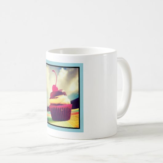 Farbenfroher Cupcake mit Cherry oben Kaffeetasse (VorderseiteRechts)