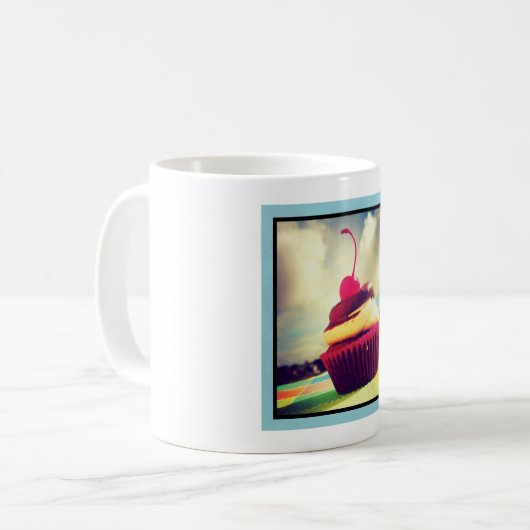 Farbenfroher Cupcake mit Cherry oben Kaffeetasse (Vorderseite Links)