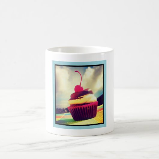 Farbenfroher Cupcake mit Cherry oben Kaffeetasse (Mittel)