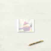 Farbenfroher Cupcake mit Cherry oben Post-it Klebezettel (Auf Schreibtisch)