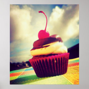 Farbenfroher Cupcake mit Cherry oben Poster