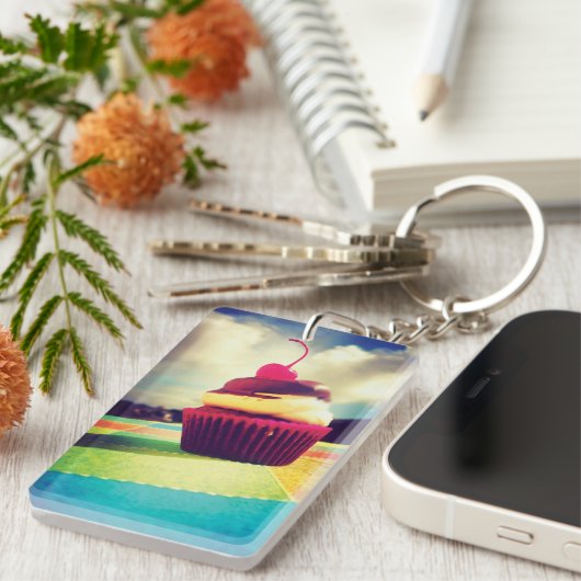 Farbenfroher Cupcake mit Cherry oben Schlüsselanhänger (Vorderseite rechts)