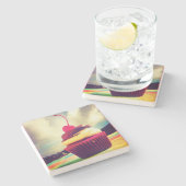 Farbenfroher Cupcake mit Cherry oben Steinuntersetzer (Seitenansicht)