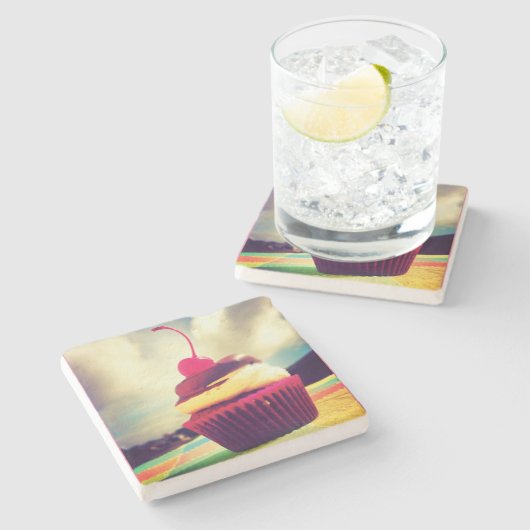 Farbenfroher Cupcake mit Cherry oben Steinuntersetzer (Seitenansicht)