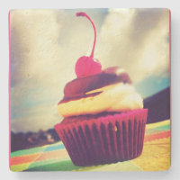 Farbenfroher Cupcake mit Cherry oben