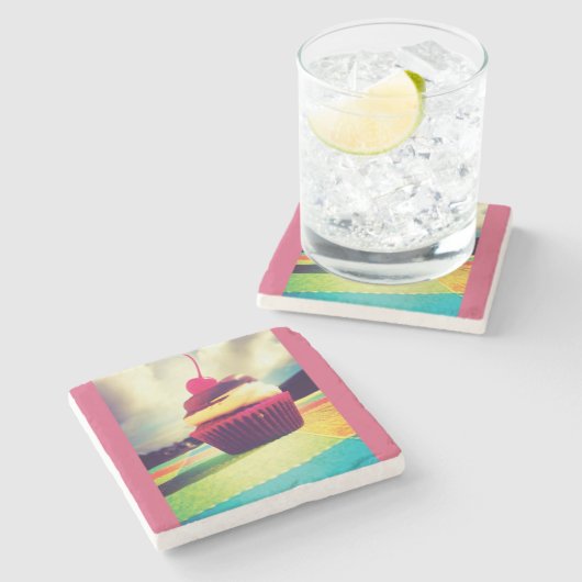 Farbenfroher Cupcake mit Cherry oben Steinuntersetzer (Seitenansicht)