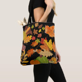 Farbenfroher dunkler Herbst hinterlässt botanische Tasche (Von Nahem)