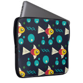 Farbenfroher Fisch mit Wellen im Meer. Geometrie Laptopschutzhülle (Vorne Rechts)