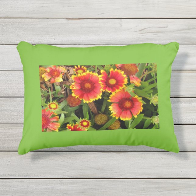 farbenfroher Garten mit Kissenblumen Kissen Für Draußen (Vorderseite)