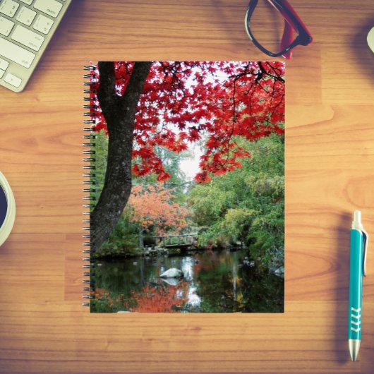 Farbenfroher Garten Teich Saisonale Landschaft Notizblock