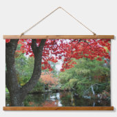 Farbenfroher Garten Teich Saisonale Landschaft Wandteppich Mit Holzrahmen (Vorne)