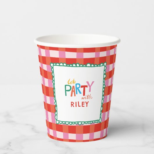 Farbenfroher Gingham "Lass's Party" Individuelle N Pappbecher (Rückseite)