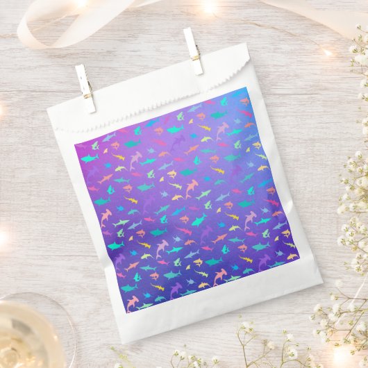 Farbenfroher Hai unter dem Party der Meeresschule Geschenktütchen (Ausgeschnitten)