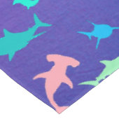 Farbenfroher Hai unter dem Party der Meeresschule Tischdecke (Schrägansicht)