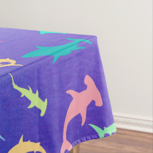 Farbenfroher Hai unter dem Party der Meeresschule Tischdecke