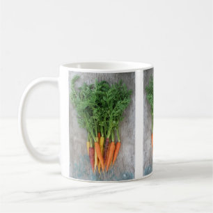 Farbenfroher Haufen frischer Karotten auf der Tass Kaffeetasse