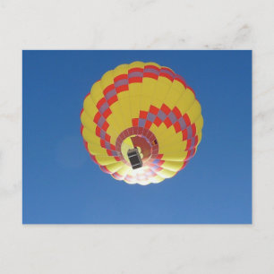 Farbenfroher Heißluftballon in Blue Sky Postkarte