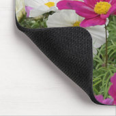 Farbenfroher Kosmoblütengarten Mousepad (Ecke)