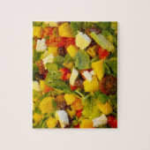 Farbenfroher, köstlicher Salat aus Gemüse und Obst Puzzle (Vertikal)