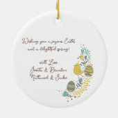 Farbenfroher Kraut von fröhlichen Hühnereiern und Keramik Ornament (Hinten)