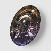 Farbenfroher moderner Astronaut im All Runde Wanduhr (Winkel)
