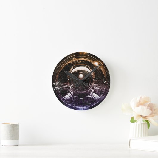 Farbenfroher moderner Astronaut im All Runde Wanduhr (Zuhause)