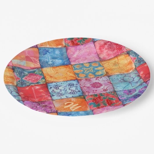 Farbenfroher Patchworkdruck Monogramm Pappteller (Schrägansicht)