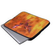Farbenfroher Phönix fliegt vor einem frischen Hint Laptopschutzhülle (Vorne Knopf)