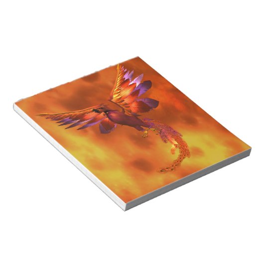 Farbenfroher Phönix fliegt vor einem frischen Hint Notizblock (angewinkelt)