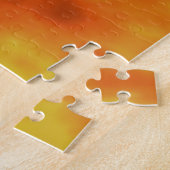 Farbenfroher Phönix fliegt vor einem frischen Hint Puzzle (Seite)