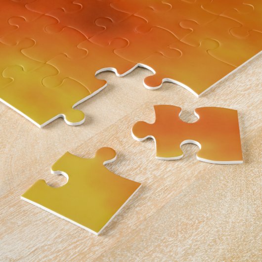 Farbenfroher Phönix fliegt vor einem frischen Hint Puzzle (Seite)