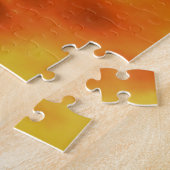 Farbenfroher Phönix fliegt vor einem frischen Hint Puzzle (Seite)