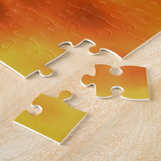 Farbenfroher Phönix fliegt vor einem frischen Hint Puzzle (Seite)