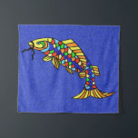 Farbenfroher Pop Art Fish Lebhafte blaue Glitzern Wandteppich<br><div class="desc">Diese Wandtapete ist ein lebendiges,  dunkelblaues mit kleinen,  weißen Glitzern aus Imitat und einem farbenfrohen Pop-Kunstfisch mit orangefarbenen,  gelben,  roten,  grünen und blauen Waagen.</div>