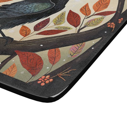 Farbenfroher Raven in einem Baum Schneidebrett (Ecke)