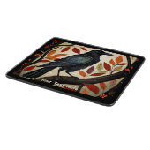 Farbenfroher Raven in einem Baum Schneidebrett (Ecke)