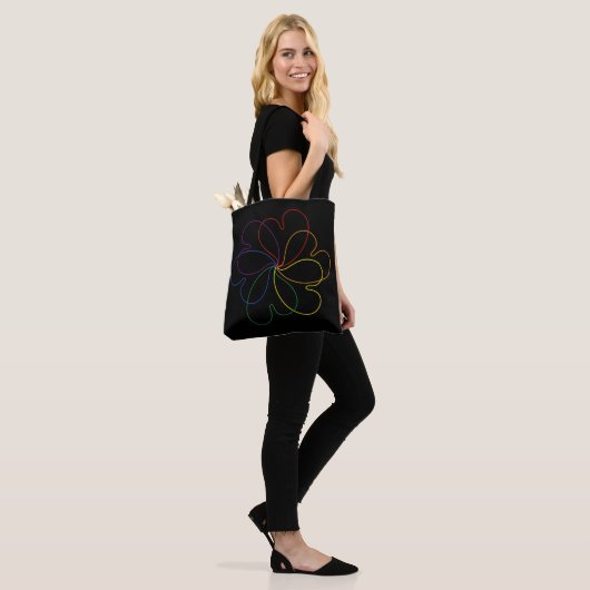 Farbenfroher Regenbogen auf der Blume Black Chic Tasche (Am Model)