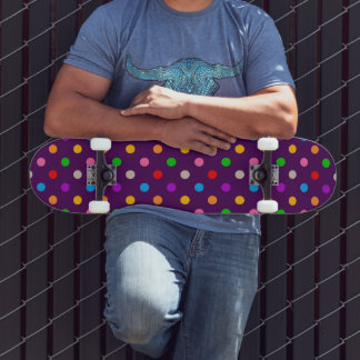 Farbenfroher Regenbogen Tupfen Lila Skateboard