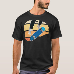 Farbenfroher Retro-Skateboard Helm mit Kickflip T-Shirt